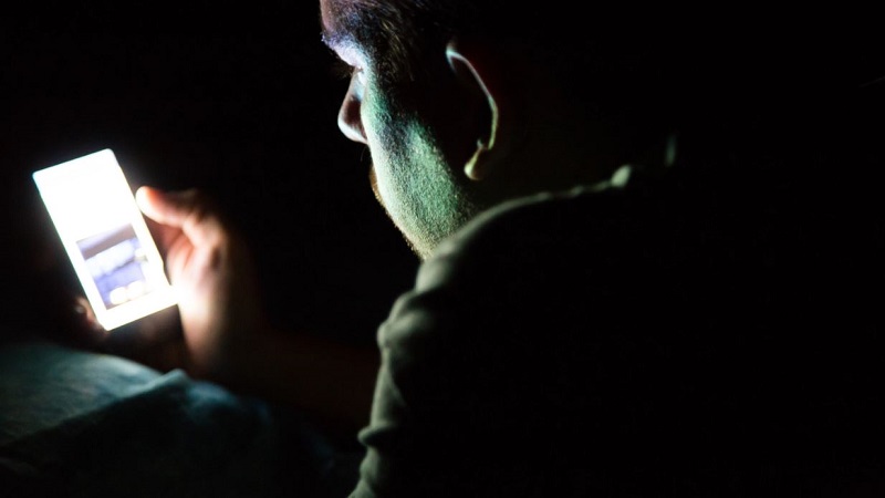 স্মার্টফোনে খেয়ে ফেলছে সব নেকি!