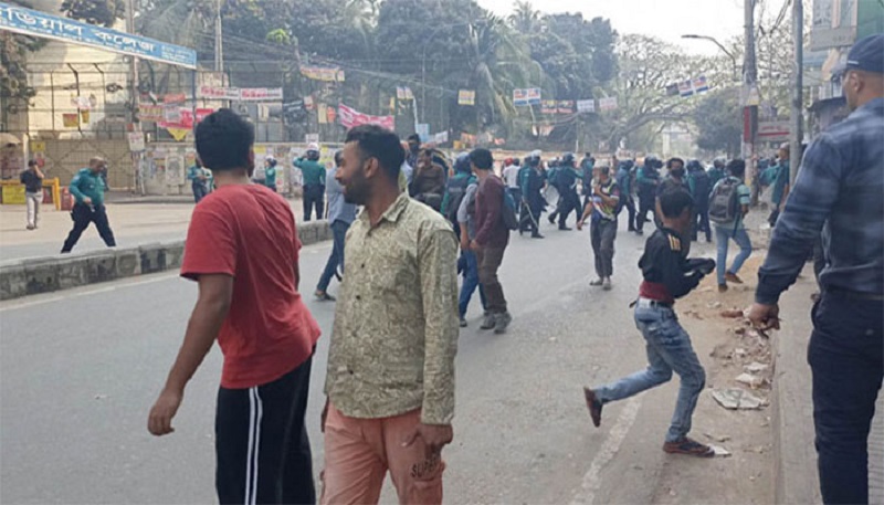 ঢাকা কলেজের শিক্ষার্থীদের সঙ্গে পুলিশের সংঘর্ষ