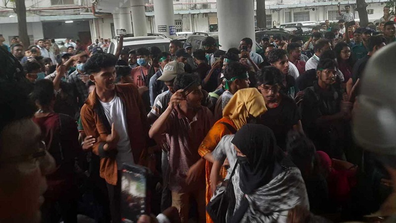 শিক্ষার্থীদের ছত্রভঙ্গ করে দিয়েছে পুলিশ